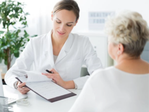 Persona en consulta por cirugía de cáncer de mama