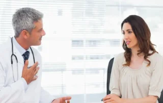 Médico explicando a paciente la diferencia entre tumor maligno y benigno