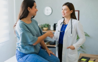 mujer haciendose los analisis de rutina