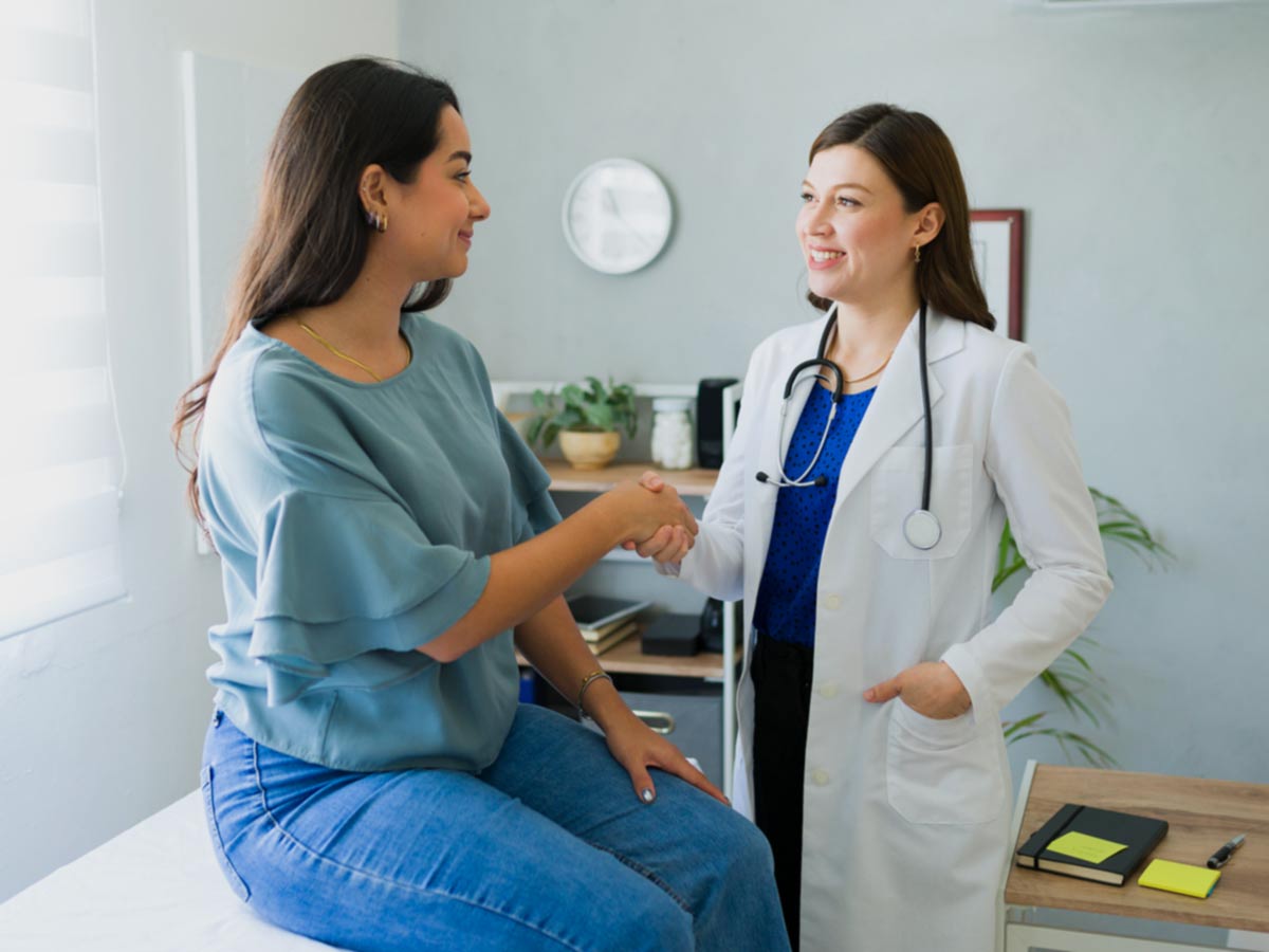 mujer haciendose los analisis de rutina