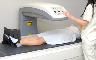 Paciente realizándose un estudio de densitometría ósea para evaluar la salud de sus huesos y valores de T-Score.