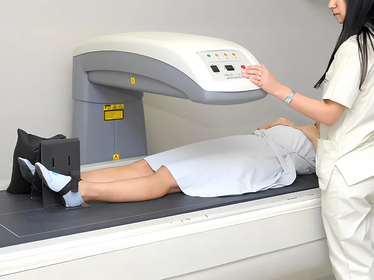 Paciente realizándose un estudio de densitometría ósea para evaluar la salud de sus huesos y valores de T-Score.