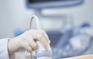 Doctor haciendo un Eco Doppler