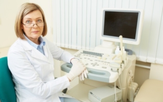 Doctora esperando paciente