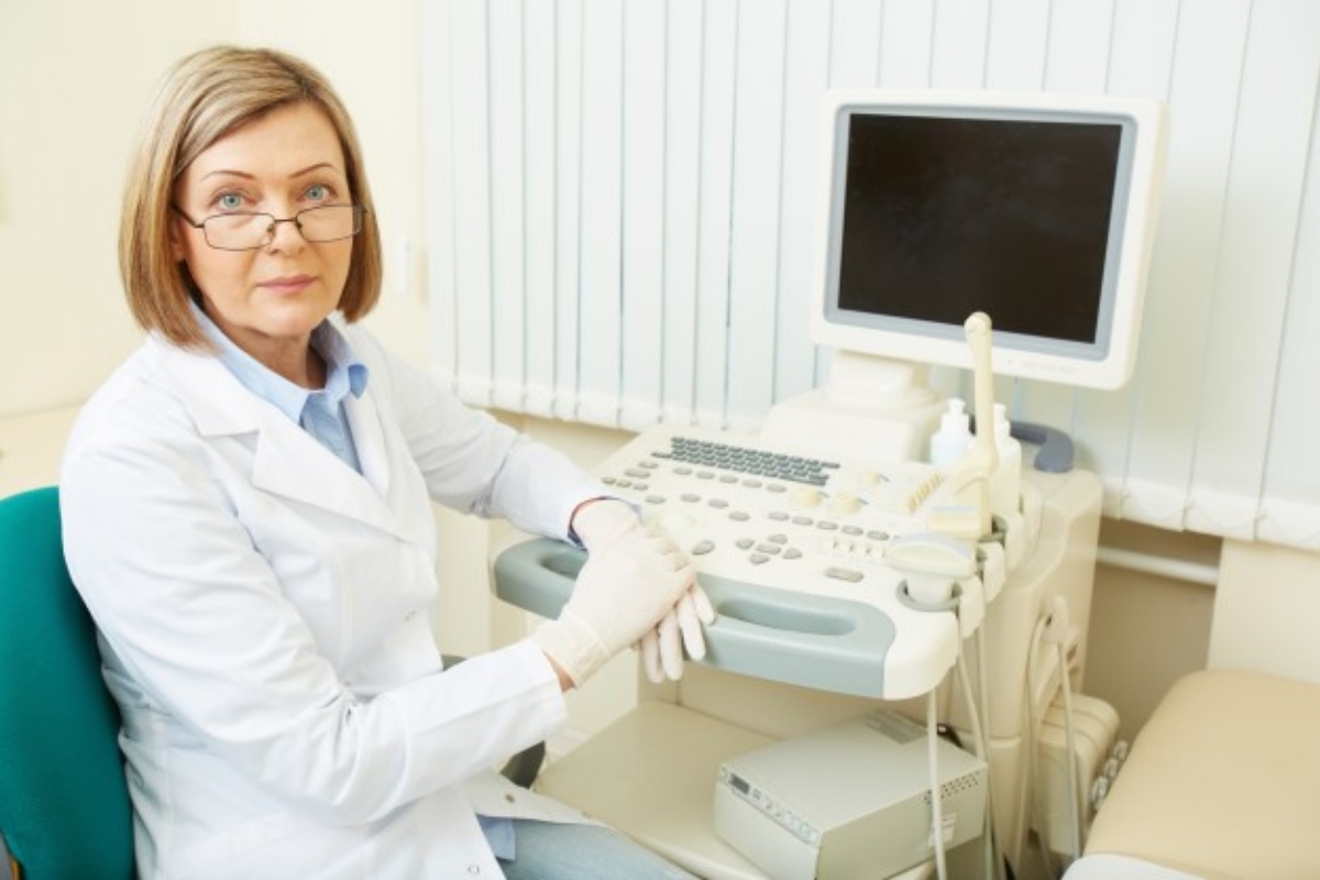 Doctora esperando paciente