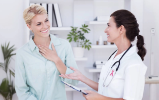 Persona en consulta por dolor en los senos