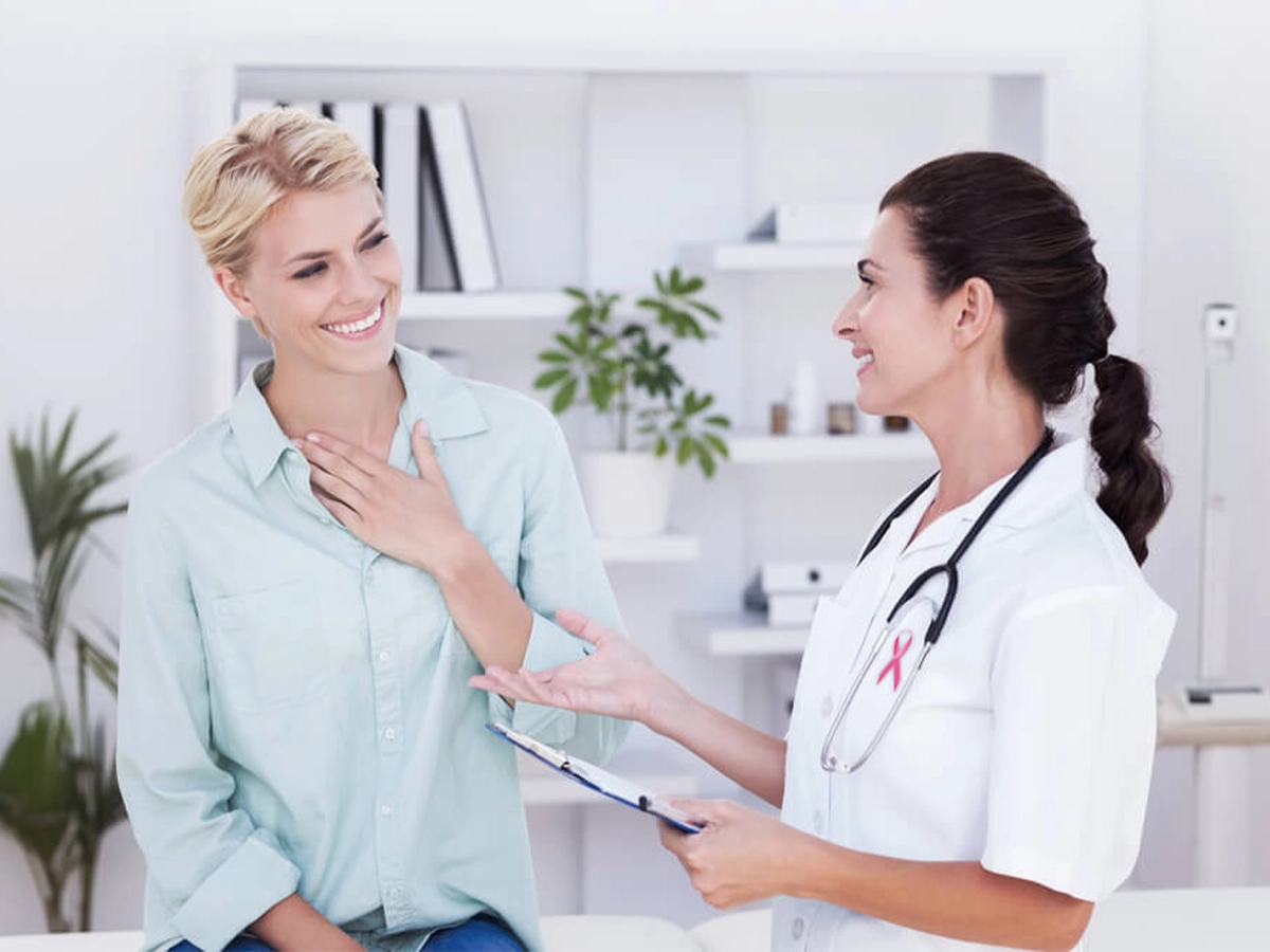 Persona en consulta por dolor en los senos