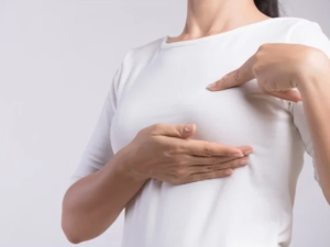 Mujer palpándose los senos