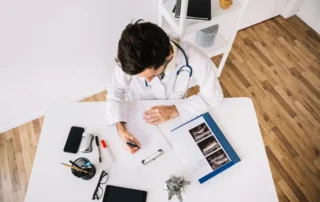 Especialista en imágenes mamarias revisando los resultados de un estudio de mamas densas para brindar un diagnóstico seguro.