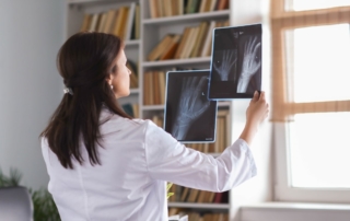 doctora-observando-radiografia