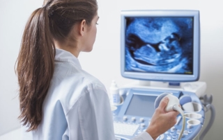 Médica comenzando a realizar un Eco Doppler