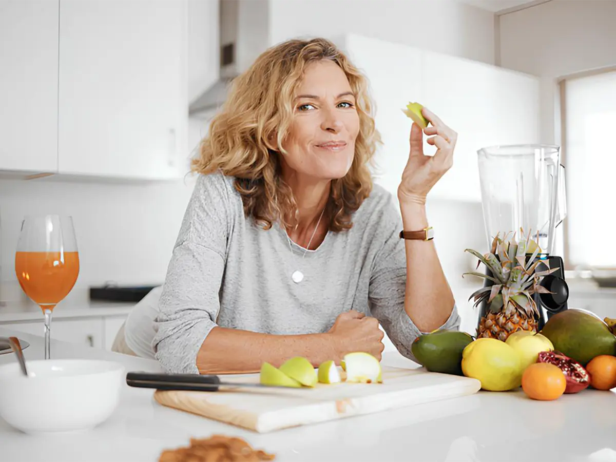 Mujer con síntomas de hipotiroidismo