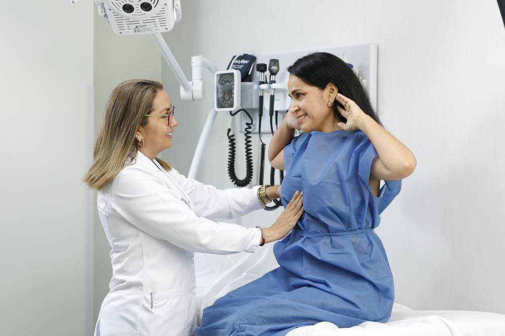 medica-observando-paciente