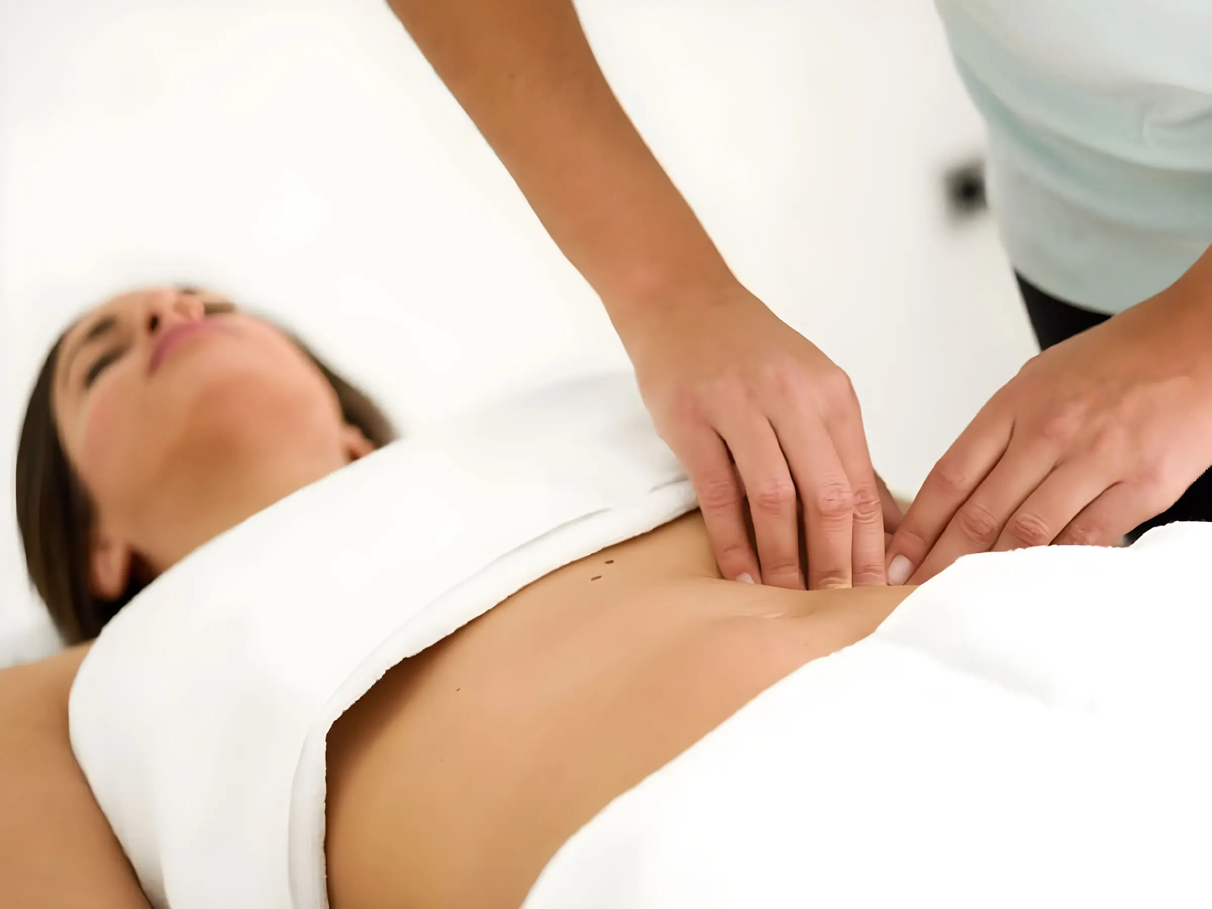 Medica-revisando-paciente