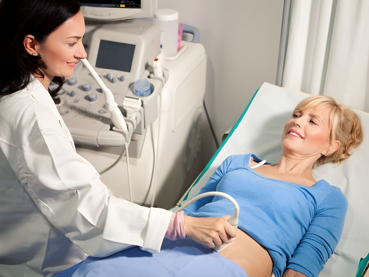 Doctora atendiendo paciente