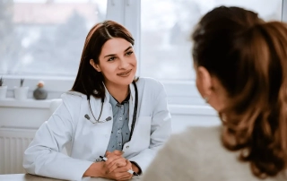 Fibroadenoma de mama. Foto de la doctora entrevistando a la paciente.