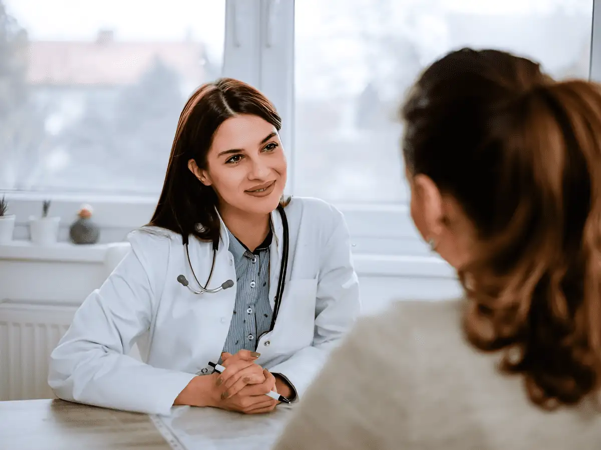 Fibroadenoma de mama. Foto de la doctora entrevistando a la paciente.