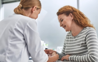 Imagen de la doctora informando a la paciente