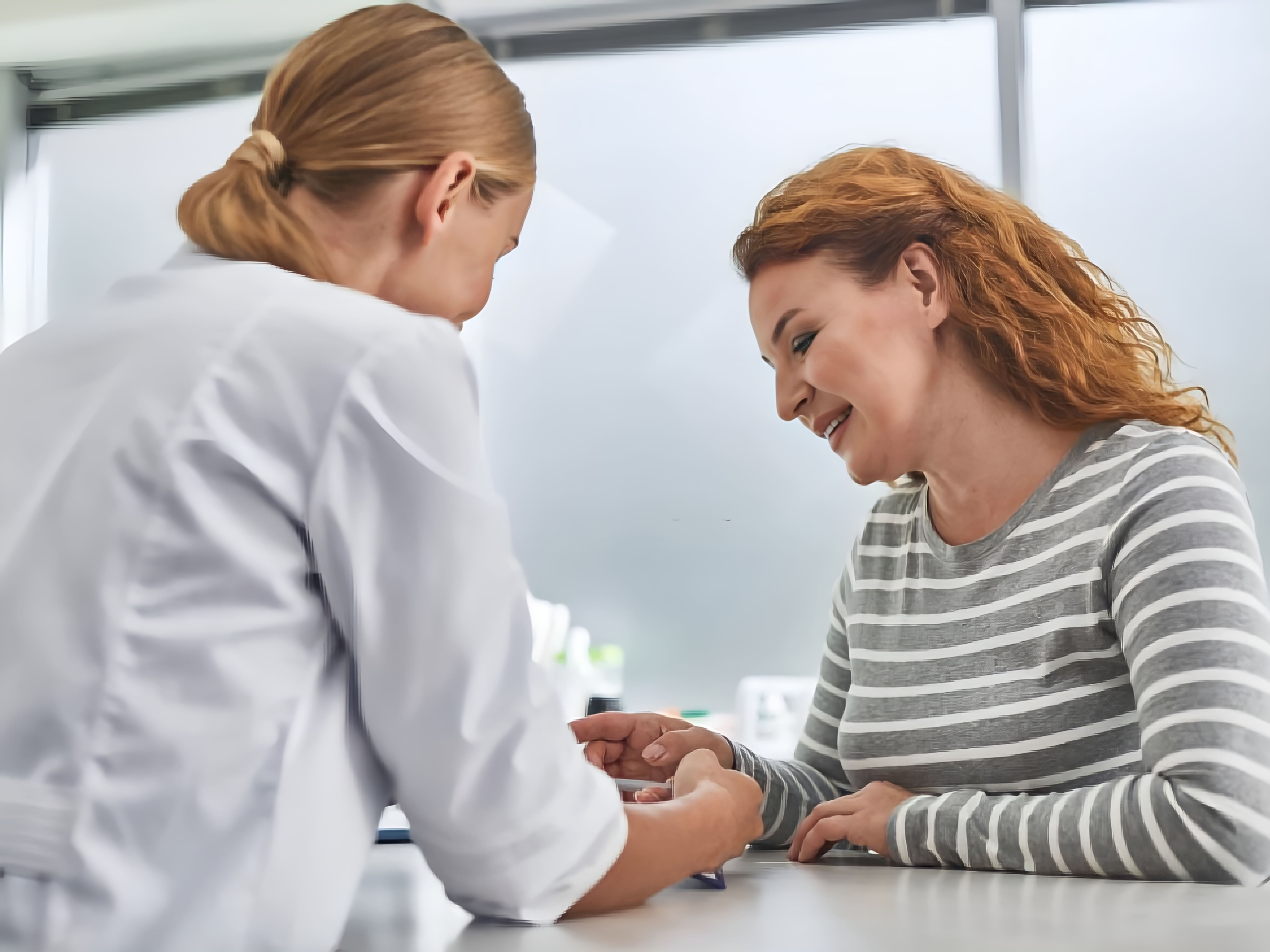 Imagen de la doctora informando a la paciente