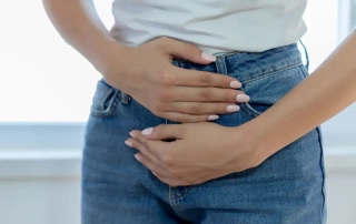 Mujer sujetándose el abdomen