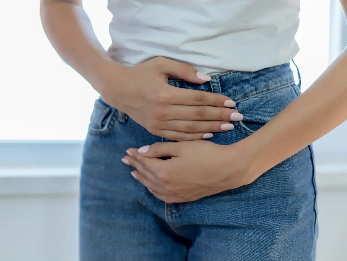 Mujer sujetándose el abdomen