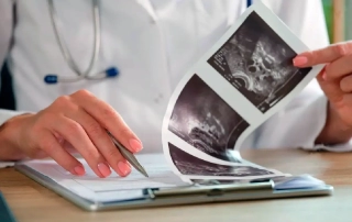 Doctora examinando estudio por imágenes