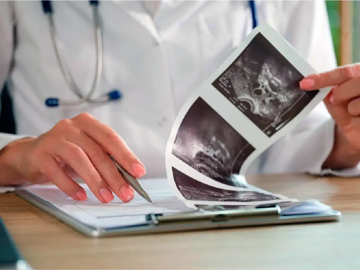 Doctora examinando estudio por imágenes