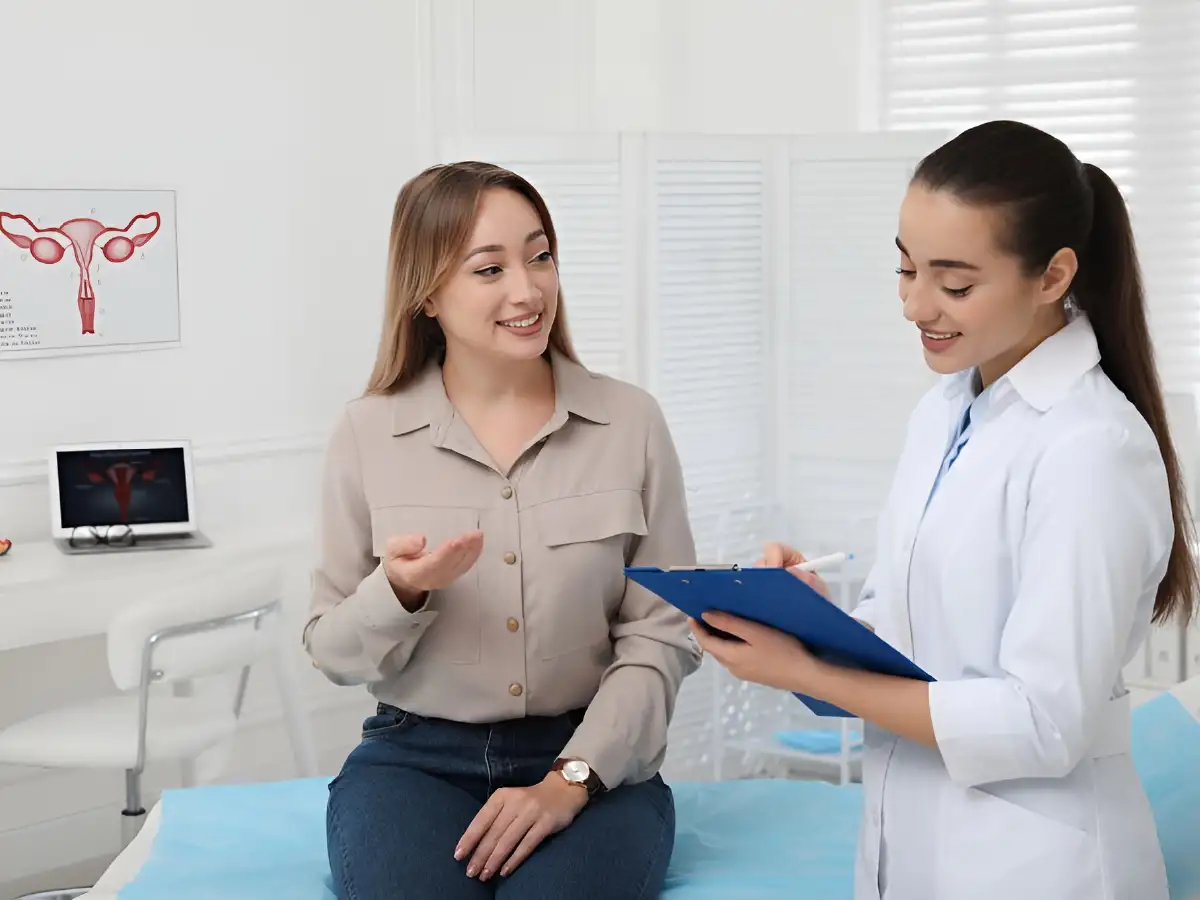 Doctora entrevistando a la paciente