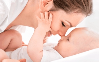 Mujer interactuando con su bebé
