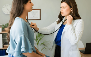 Persona con síntomas del colesterol alto