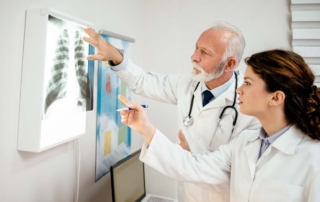Doctores diagnosticando cáncer de huesos