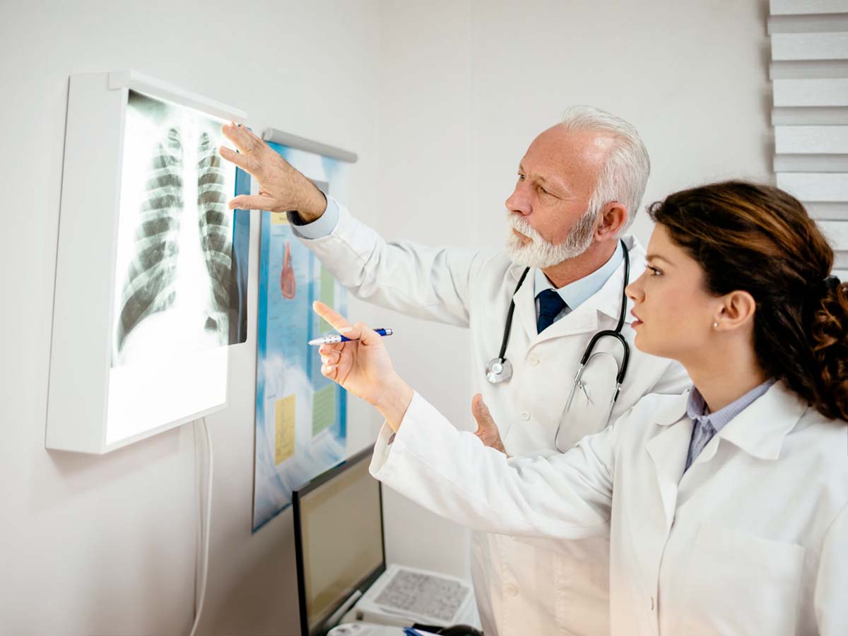Doctores diagnosticando cáncer de huesos