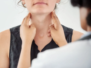 Médico atendiendo a una mujer con hipotiroidismo