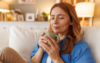 Mujer con hipertiroidismo tomando café