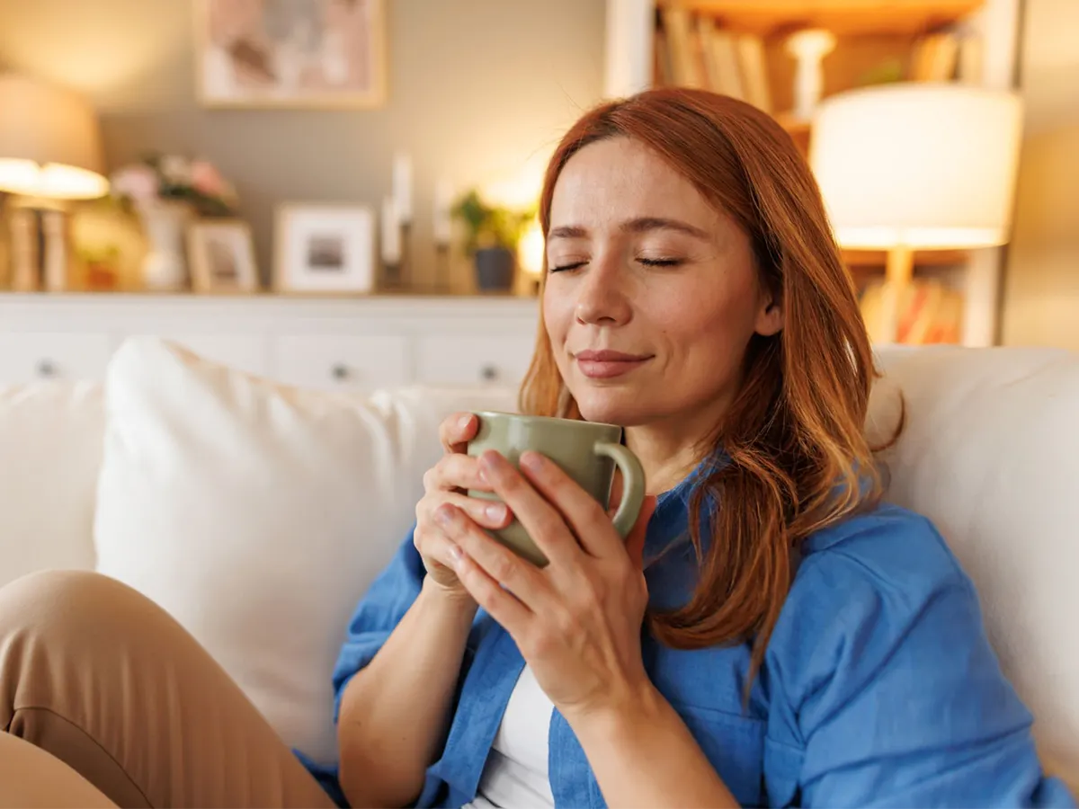 Mujer con hipertiroidismo tomando café
