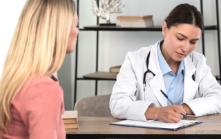 Médico y paciente hablando si los fibroadenomas desaparecen solos