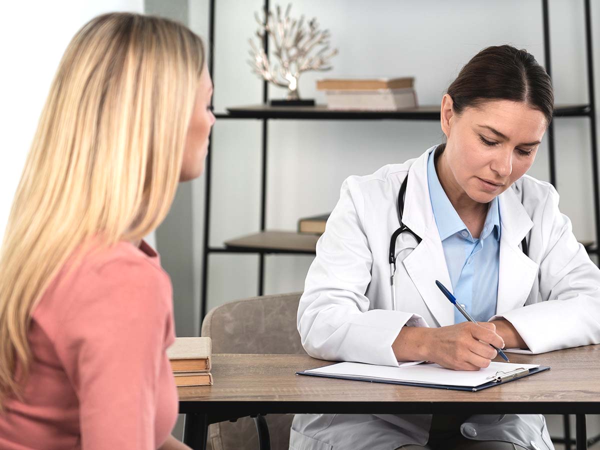 Médico y paciente hablando si los fibroadenomas desaparecen solos