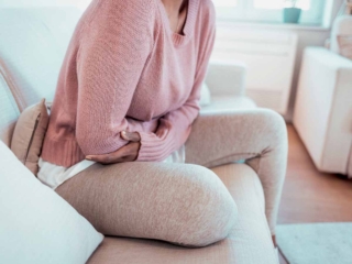 Persona sentada con síndrome premenstrual
