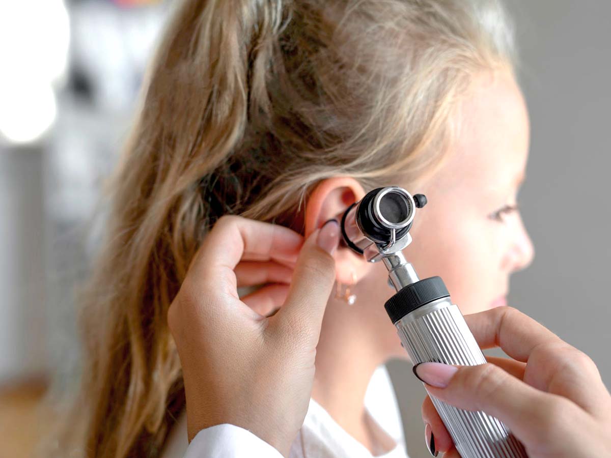 Médico viendo a paciente con otitis