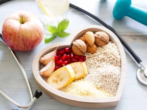 Mesa con alimentos para bajar el colesterol malo