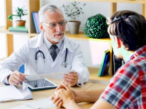 Médico y paciente hablando sobre el dolor de esófago