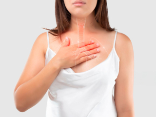 Persona con síntomas de esofagitis