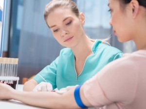 Médico haciendo un análisis de sangre en ayunas