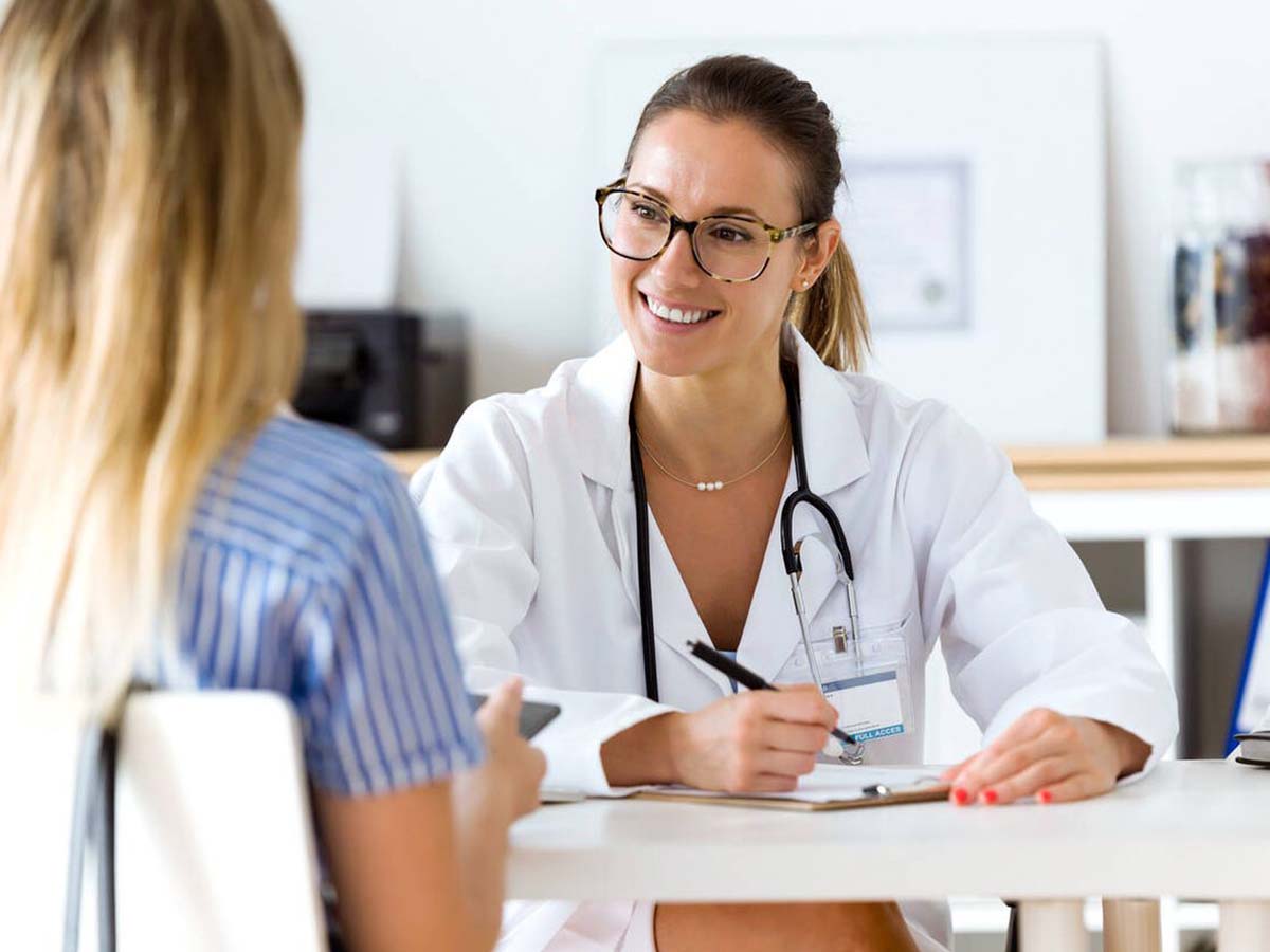 Paciente en consulta por terapia de reemplazo hormonal