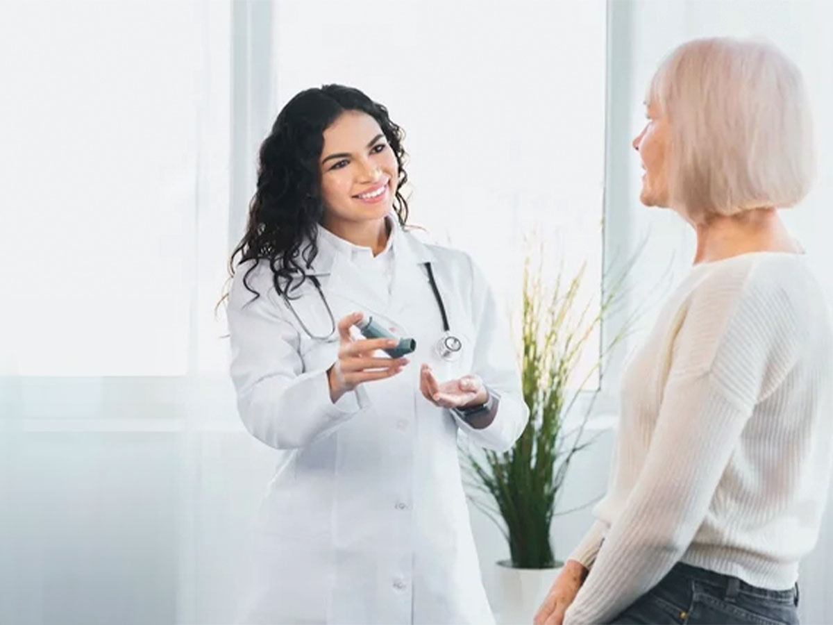 Médico y paciente en consulta por enfermedad pulmonar obstructiva crónica