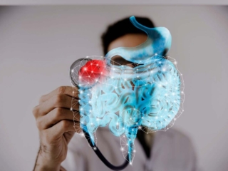 Médico explicando sobre la microbiota intestinal