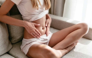 Persona con dolor por una obstrucción intestinal