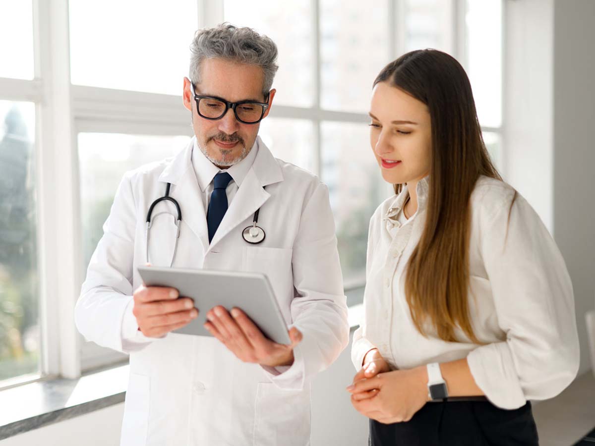 Médico y paciente hablando de la enfermedad de Addison