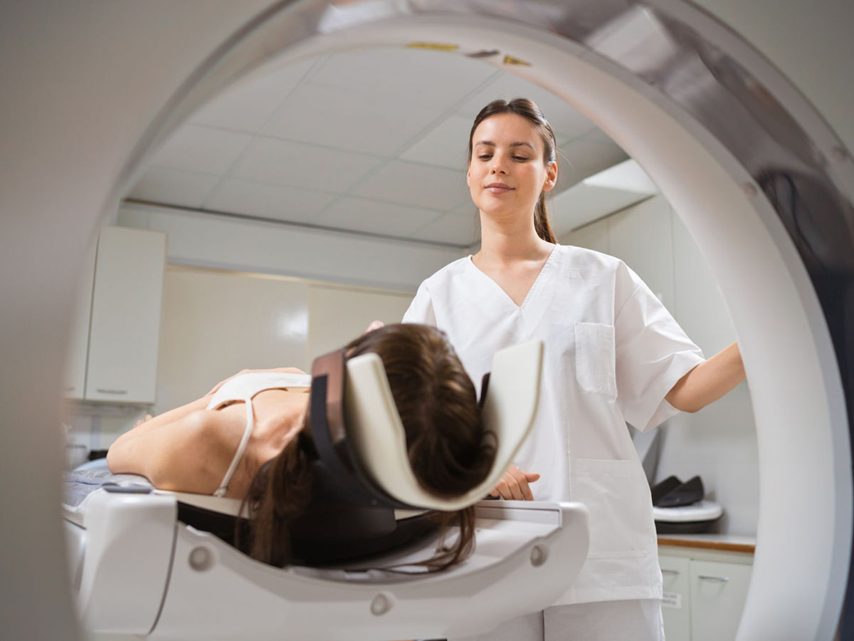 Médico realizando una resonancia magnética por cáncer cerebral