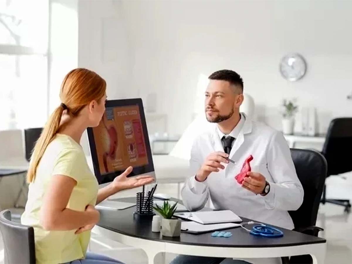 Doctor en consulta con paciente por úlceras estomacales